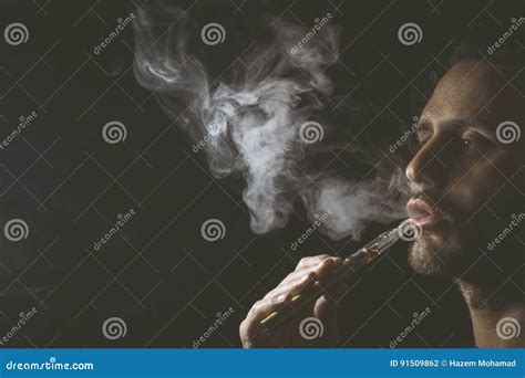 Het Houden Van Vaping Apparaat Of Elektronische Sigaret Stock Foto Image Of Verstuiver