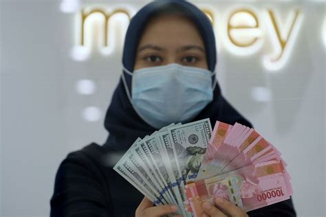 Nilai Kurs Rupiah Ditutup Melemah Poin Saat Suku Bunga Bi Naik Jadi