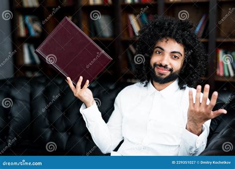 Un Tudiant En Change Se R Pand Les Mains Sur Le C T Tenant Un Livre