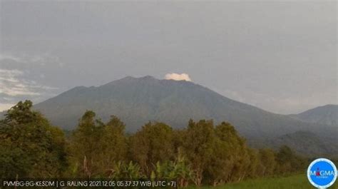 Gunung Raung Kembali Keluarkan Asap Putih Setinggi Meter Dari Kawah