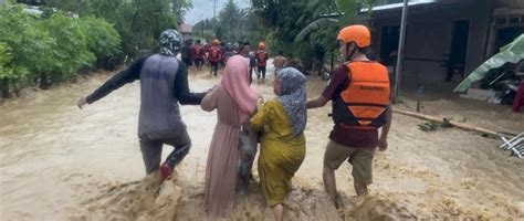 Nekat Terobos Banjir Pria Di Polman Tewas Terseret Arus