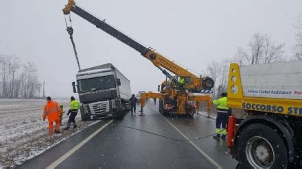 Busano Valperga Camion Con Quintali Di Ferro Rimane In Bilico