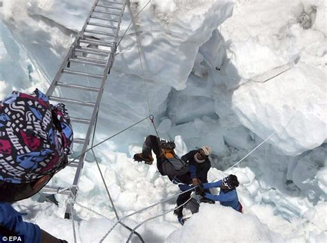 Terrifying Moment Everest Avalanche Swept Down Mountain Killing