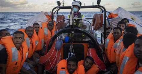 Emergenza Immigrazione Guardia Costiera Salva Migranti Nel Mar Ionio