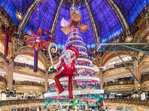 Noël 2023 les vitrines et le sapin XXL des Galeries Lafayette