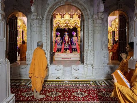 Hh Mahant Swami Maharaj S Vicharan Shrine Greets Painting