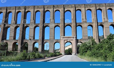 Valle Di Maddaloni Acquedotto Carolino Dalla Strada Fotograf A