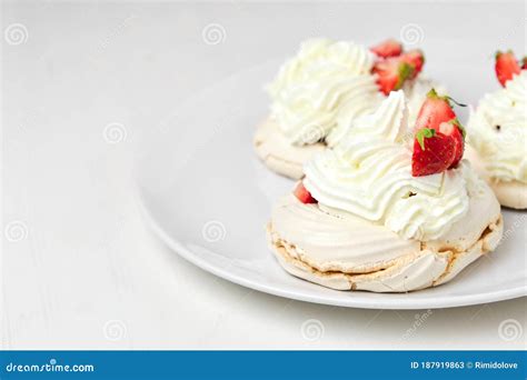 Merengue Con Fresa Y Crema Batida Sobre Fondo Blanco Postre Casero