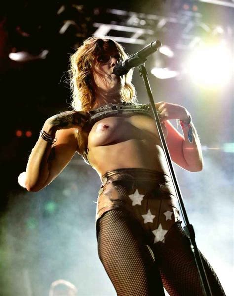 Tove Lo Exhibe Ses Seins Nus Coachella Olympine