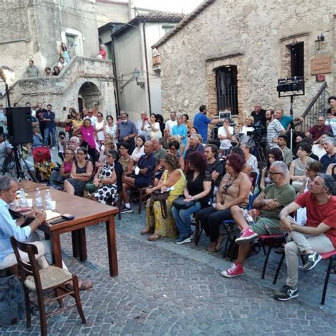 Il Modello Lucano Resiste Nei Cuori E Si Confronta Sotto Il Cielo Di