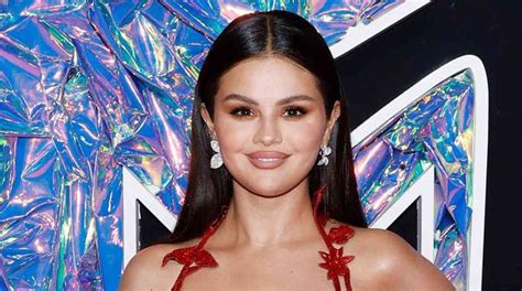 Is Selena Gomez Pregnant Singer Strokes Curiosity With VMAs 2023