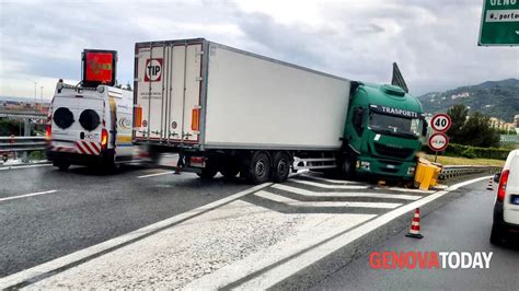 Incidente In Autostrada Camion Di Traverso E Uscita Obbligatoria