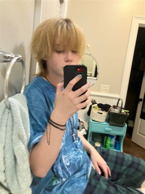 Pin by bernayavuz on Hızlı Kaydedilenler Boy haircuts long Boy hairstyles Blonde boy aesthetic