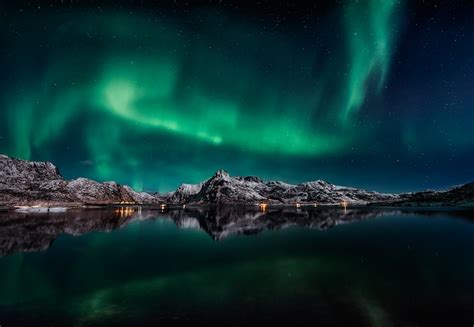 Lofoten Aurora Reflection Wallpaper | Happywall