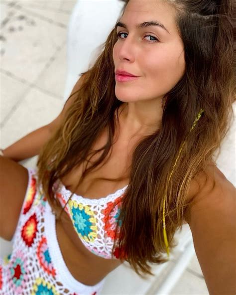 Loly Antoniale posó en la playa con una bikini tejida y es furor