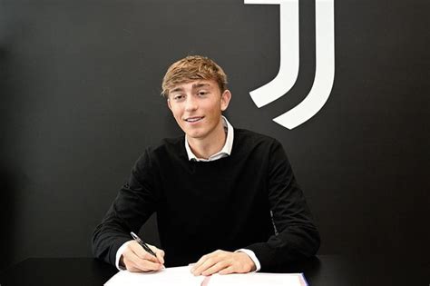 Official Dean Huijsen Renews With Juventus