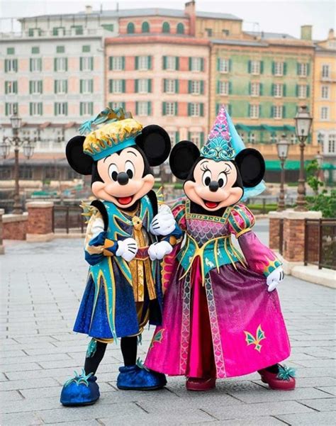 PHOTOS Mickey And Minnie S Costumes Revealed For Disney S Halloween