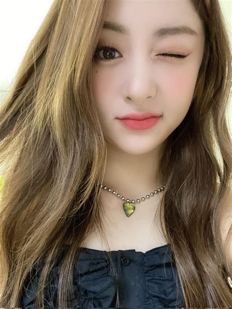 Yunjin Le Sserafim Weverse Update Pics Yunjin Huh Yun Jin Le