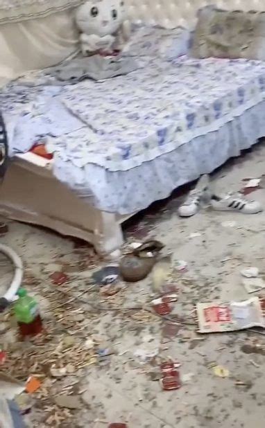 Hot girl livestream lộ cảnh hậu trường căn phòng ngập rác và đồ ăn thừa khiến dân tình khiếp đảm