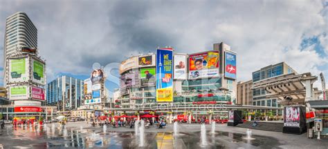 Toronto Yonge Dundas Square Crowds Fountains Colourful Billboard stock ...