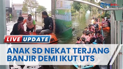 Perjuangan Siswa SD Karangrowo Kudus Nekat Terjang Banjir Demi Ujian