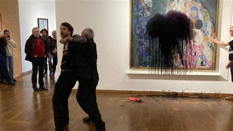 Dos Activistas Arrojan Petr Leo Sobre Un Cuadro De Gustav Klimt