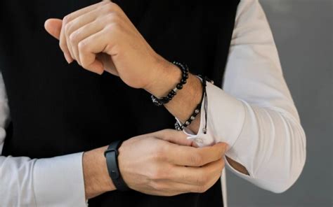 Pulseira masculina aprenda a usar o acessório corretamente Agência