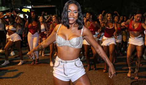 Mc Rebecca Exibe Muito Samba No P Em Ensaio De Rua Da Salgueiro