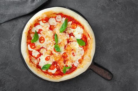 Premium Photo | Fresh margarita pizza with tomatoes, basil, mozzarella cheese