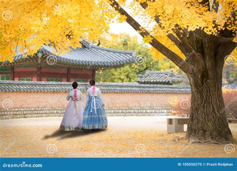 Азиатская корейская женщина одела Hanbok в традиционном платье идя I Редакционное Изображение