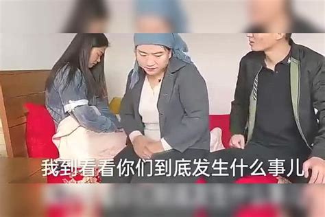 婆婆毒打儿媳，儿子在门后看了半天，不料婆婆看见儿子立马装无辜门后婆婆儿子