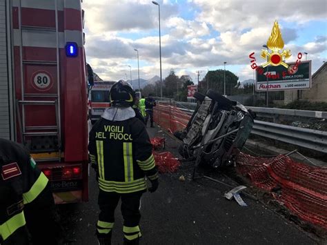 Incidente Sul Raccordo Della A Auto Si Ribalta Tra Villabate E Palermo