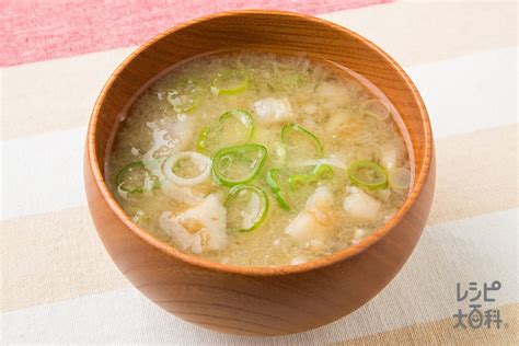 たちうおのねぎ塩焼きの献立（副菜：オニオンスライスサラダ、汁物：れんこんのすり流しみそ汁）｜献立・メニュー｜【味の素パーク】たべる楽しさを、もっと。