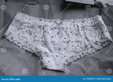 Bragas Blancas Con Los Corazones En El Papel Foto De Archivo Imagen De Bikini Bragas