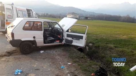 Incidente In Via Roma A Roletto Auto Fuori Strada Uomo Caricato