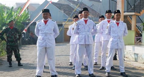 Paskibra Al Uswah Bangil Sukses Kibarkan Bendera Merah Putih Di HUT Ke