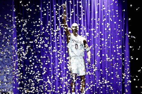 Koka Los Angeles Lakers Inaugura Estátua De Kobe Bryant Em Homenagem