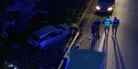 Incidente Sulla Messina Palermo All Altezza Di Capri Leone Auto Fuori