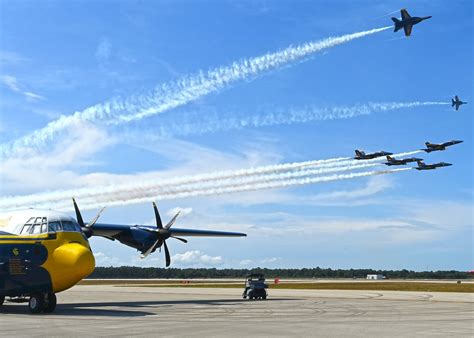 Dvids Images Blue Angels Perform In Vero Beach Florida At The Vero