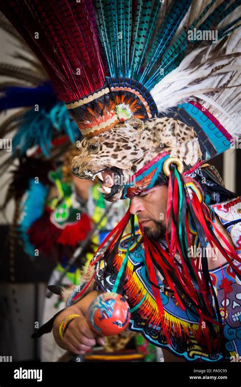 Danzantes Aztecas Realizar Danzas Tradicionales Vestidos Muy Coloridos