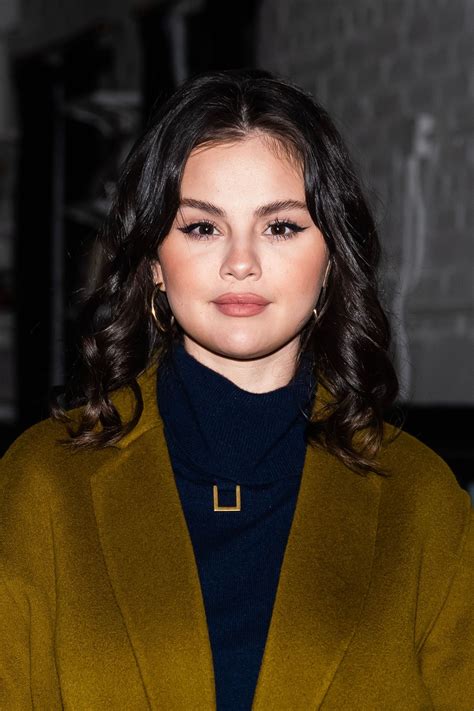 Selena Gomez Ihr dezentes Nude Make up ist der beste Look zu Weihnachten für alle Minimalist