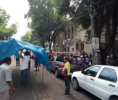 Fam Lias De Ocupa O Acampam Em Frente Ao Pal Cio Da Cidade