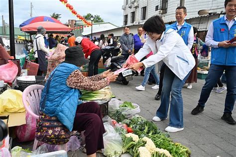 賀新春！臺東縣長饒慶鈴至鯉魚山、中央市埸拜年 並感謝縣府同仁辛勞 預祝新年快樂 龍騰四海 蕃新聞