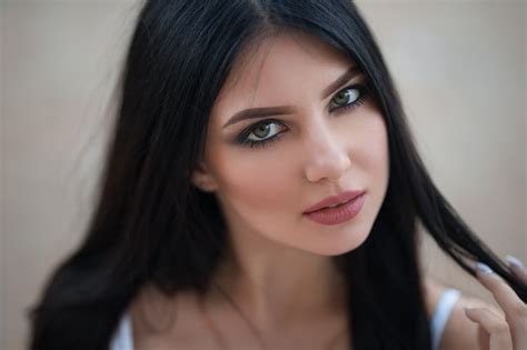 3840x2160 Face Model Green Eyes Girl Black Hair Woman Wallpaper