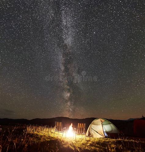 El Acampar Tur Stico En La Noche En Las Monta As Debajo Del Cielo