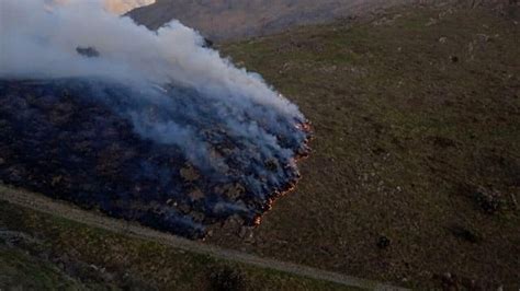 Incendio Sulle Alture Elicottero In Azione