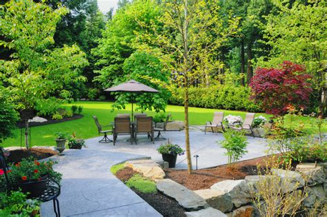 8 Ways to Make Your Backyard a Summer Paradise | RISMedia\'s Housecall 