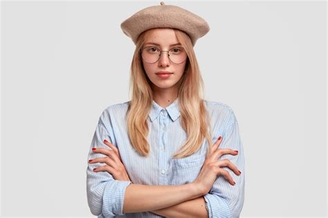 Jolie jolie jeune femme blonde garde les bras croisés vêtue d une chemise élégante et d un