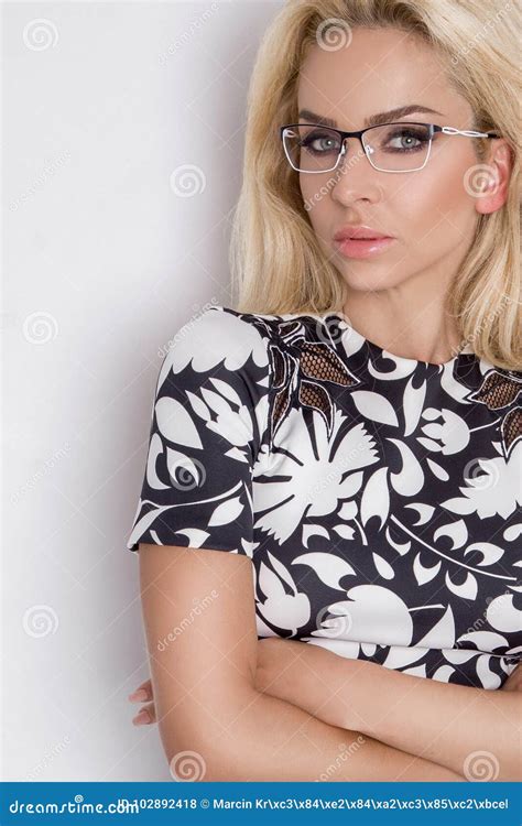 Het Blonde Vrouwelijk Model Van De Portretschoonheid Met Verbazend Lang Haar En Perfect Gezicht