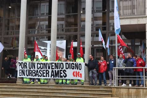 Traballadores De Urbaser Conc Ntranse Diante Do Concello De Ames Por Un